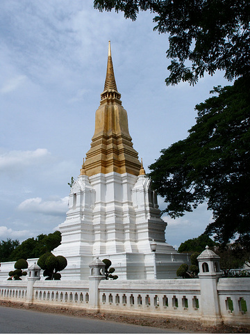 2016很多当地居民三三两两在河边阴凉处垂钓