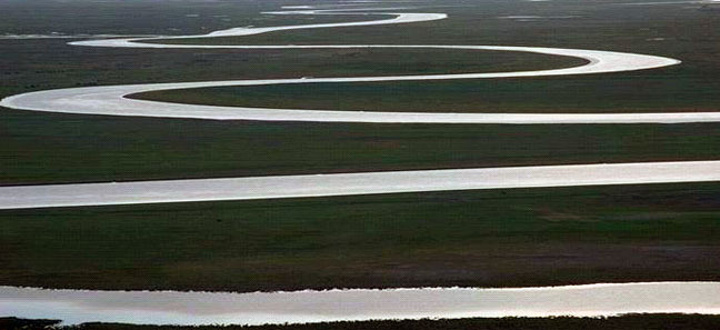 这条河特别有意思弯弯曲曲的造型奇特然后周围是一些村庄夏天的时候去