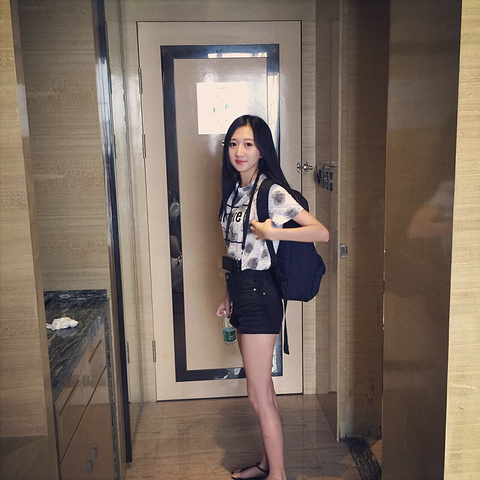 2016对面前方有一排当地小吃,很多家买热干面