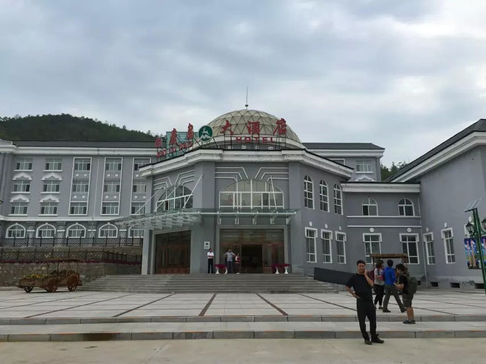 满洲里是内蒙古自治区直辖的县级市(准地级市),中国最大的陆运口岸城市,位于内蒙古呼伦贝尔大草原的腹地,东依兴安岭,南濒呼伦湖,西邻蒙古国,北接俄罗斯。满洲里,清代,属黑龙江将军呼伦贝尔副都统衔总管(后为呼伦贝尔副都统)辖区。1901年(清光绪二十七年),中东铁路西部线建成后,建立火车站,因是从俄国进入中国东北地区(当时惯称“满洲”)的首站,故名“满洲里站”,俄语为“满洲里亚”,音译成汉语变成了“满洲里”。