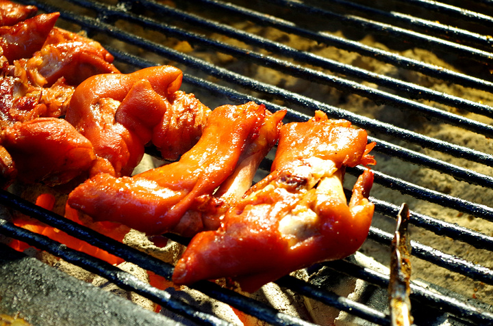 不知道我们去的那家是不是正宗的王大爷烧烤,小编和朋友觉得没有什么