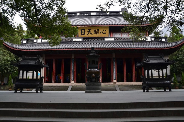 岳王庙位于浙江省杭州市西湖区北山路西段北侧岳庙是西湖风景区的一个