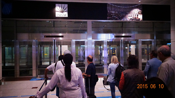 2016抵达迪拜机场搭乘内部地铁转航站楼到达