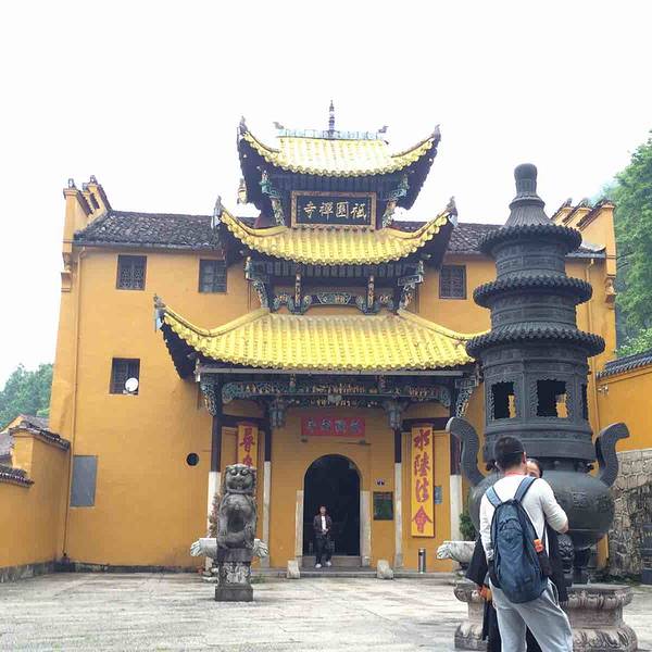 祗园禅寺是九华山进入检票口的第一座寺庙,寺庙免费,我在住的地方步行