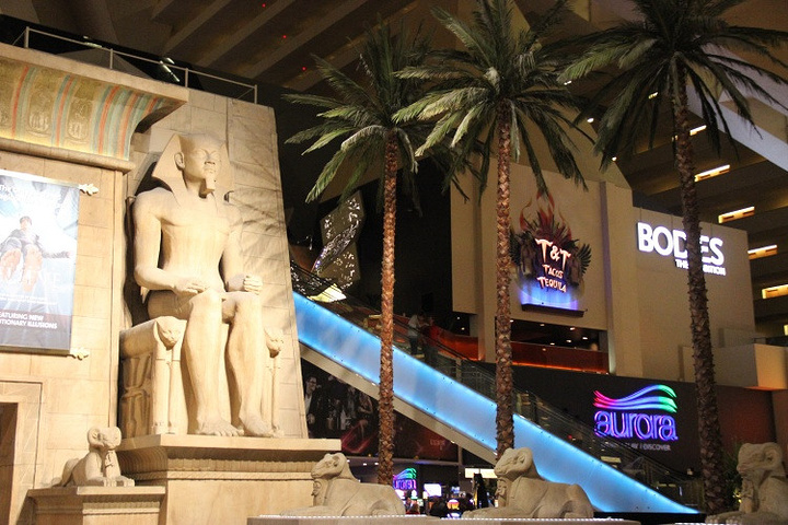 卢克索酒店luxorlasvegas就是著名的金字塔酒店