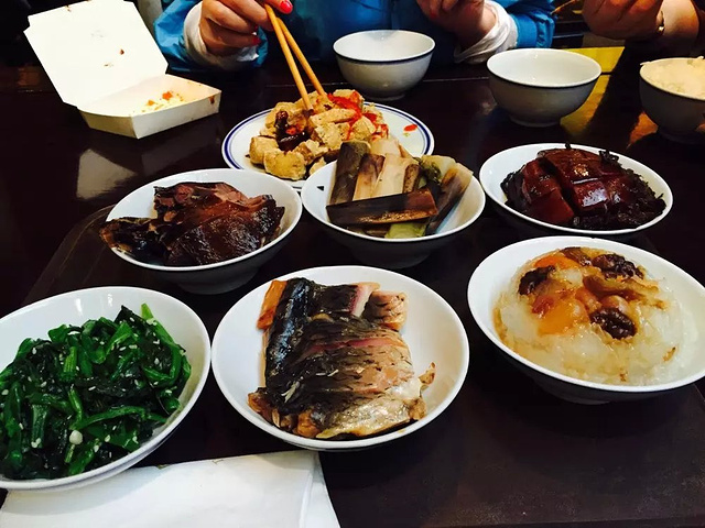 要充卡才能去排队点餐点餐老混乱的 而且好多想吃的菜都没有了