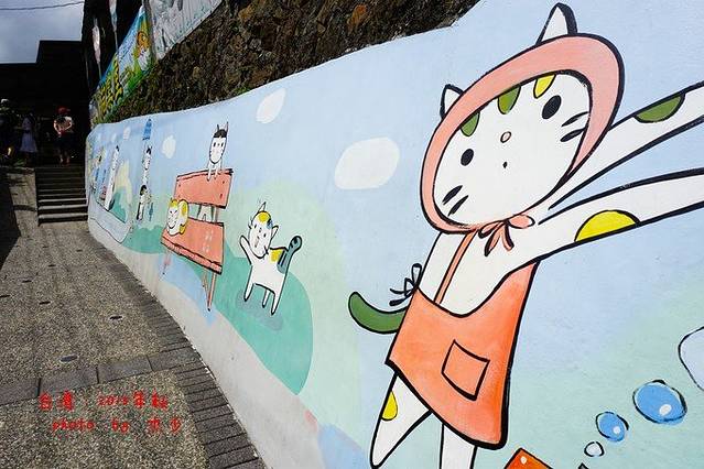 记得第一次接触到侯硐是在《城市画报》上,当时便对这座萌萌的猫村留下了深刻的印象,正好舍友也是爱猫达人,所以侯硐一开始就被列在我们此次环岛的必去之地。侯硐不大,是一座依山而建的小村落。当时,村子里的年轻人大多选择去城市工作,只剩下年迈的老人留在村子里生活。老人们对流浪至此的猫咪十分照顾,想必也是希望在寂寞的日子里多个伴儿,渐渐地,聚集到这里的猫越来越多,猫村也渐渐红火,带来了一批批的游客,原本萧条衰败的村子因为这些可爱的小生灵又恢复了往日的生机。 几乎是从刚下车的那一刻起,我们便挪不动步子了。还没
