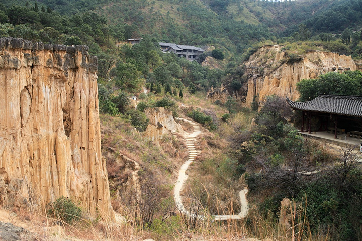 两道蚊龙般的山梁,隔出了三条蜿蜒的深沟,高低错落.沟谷纵横.洞穴不少