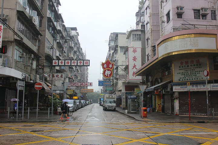 九龙城比较有旧香港的生活气息,很可惜的是下雨,我们又到的比较早