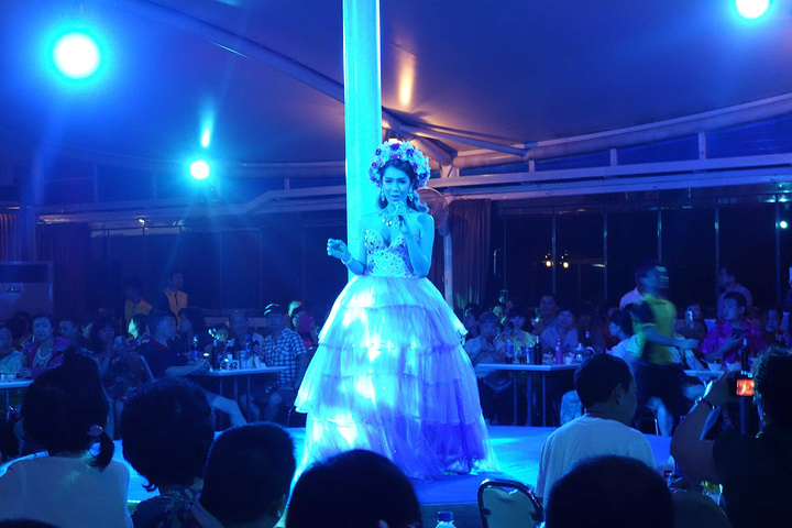 在船上观看人妖歌舞表演,同时还可以与泰国最美的人妖皇后共舞,让你