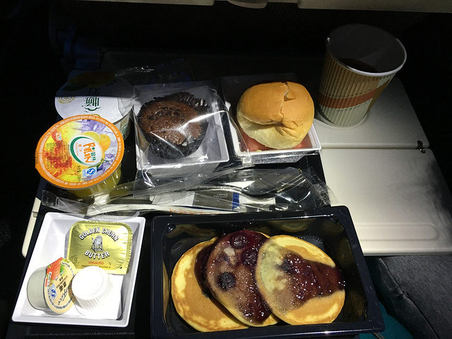 说起来也是惊险,飞机显示的第一程飞行时间是10小时,转机时间2小时,再飞5小时到伊斯坦布尔。结果大半夜的延误了一个半小时,我们差点要急哭了,就怕赶不上转机,后面还有两趟飞机都要完蛋了。结果问了空姐,她说第一程实际飞行时间只要八个小时,飞机还提前了半个小时到。感情阿提哈德航空计算的飞行时间连延误时间都算进了。 这是睡觉前的夜宵。这顿泡面我觉得是最好吃的飞机餐。估计是我饿了。