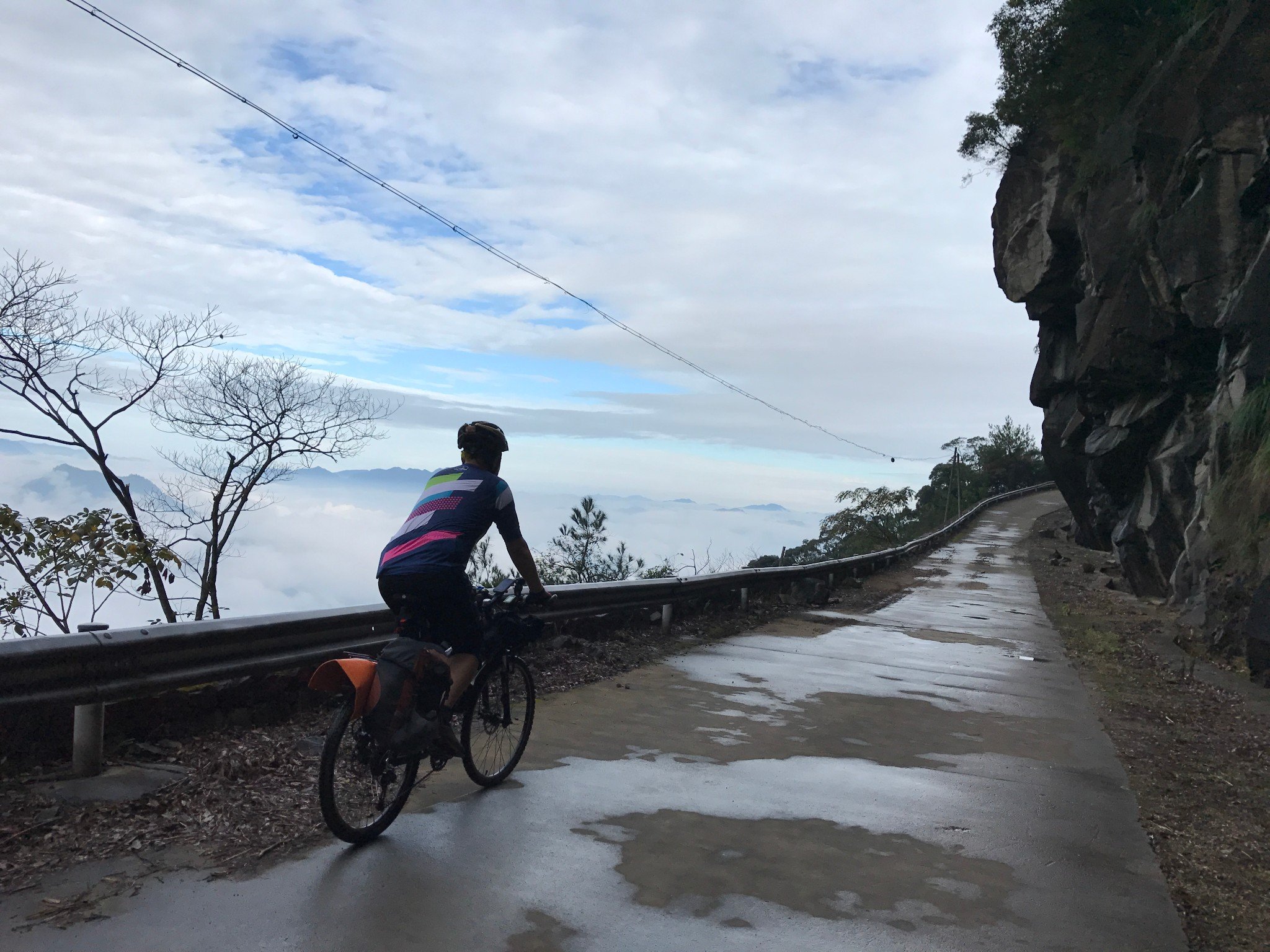 逢山开路遇水搭桥,越困难越好玩.行至半山,这便是传说中的云海吗?