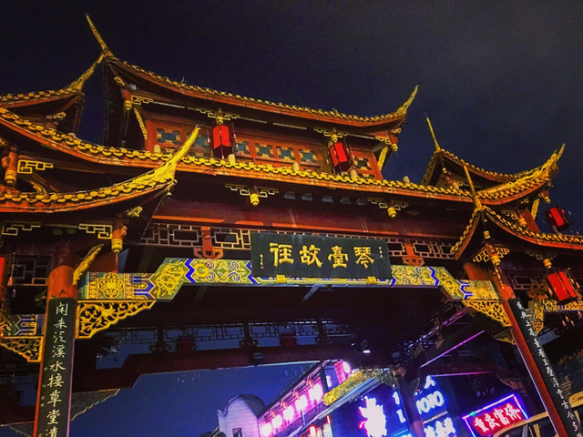 中注重了特色街区的营造以及同周围环境的结合_琴台故径