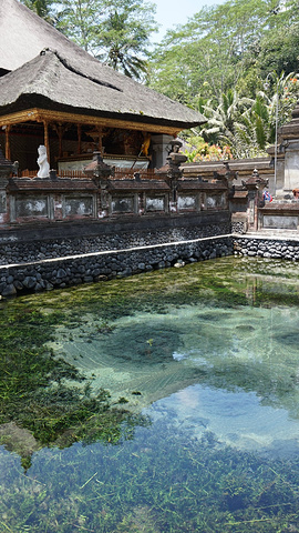 圣泉寺,最为火爆的,就是他的圣水池,但他后边的庙宇部分真心普通,既不