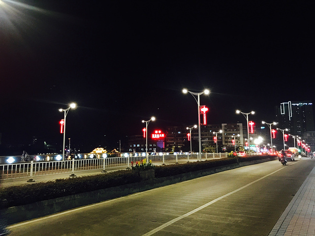 夜景还是很不错,就是摩托车太多,老是在人行道抢道