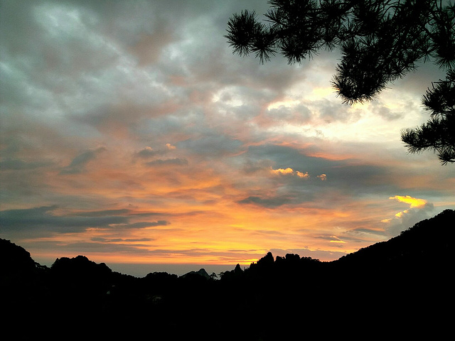 看日出日落时间 微博关注黄山天气气象 很准的.