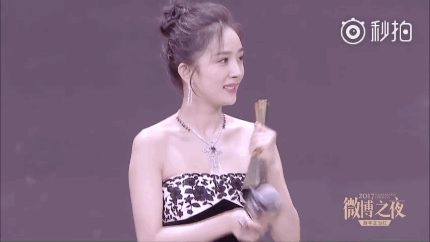 其中最吸引眼球的应该就是微博queen的得主杨幂了.