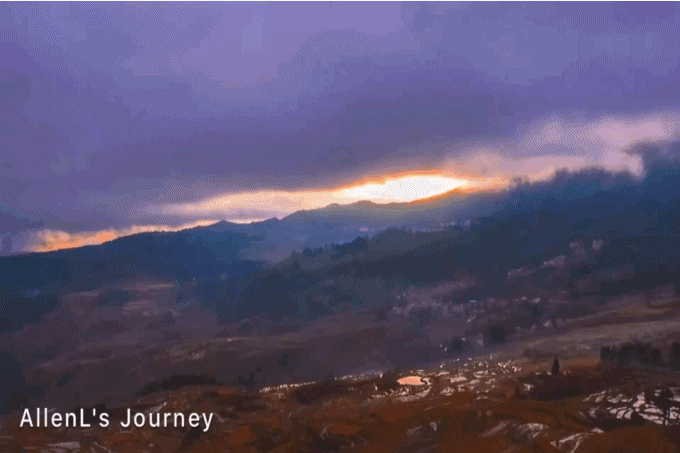 次日一大早,天空还没亮,六点多钟我们就从客栈出发,前往多依树观景台