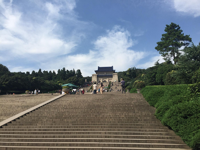 中山陵是不需要门票的,那边一起的还有明孝陵,灵谷,美龄宫等景点都