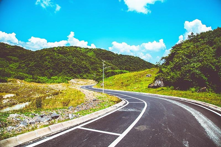 景区内部道路或笔直或蜿蜒,车辆行驶在路上,打开车窗,自在如风大抵就