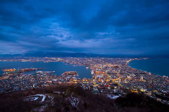 暮色,一直是我最喜欢的时间!而今天的夜景,是号称世界三大之一的 函馆 百万夜景。下午我们驱车三个多小时,在日落前从 登别 赶到了 函馆 !果然上天还是眷顾我们的,虽然没有艳 阳高 照,但至少雨停了! 函馆 是 日本 北海道 西南部重要港市,位于 北海道 之南岸,南临太平洋,隔着津轻海峡与 本州 岛的青森相望。随车缆车的快速上升,整个市区轮廓渐渐展现在我的面前,一群鸽子忽然出现在缆车的周围,我相信这是一个好兆头,预示着我们能看到真正的百万夜景。