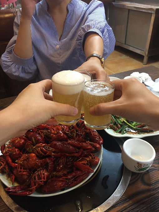 青岛啤酒真的蛮好喝的,纯纯的,一点都不苦.
