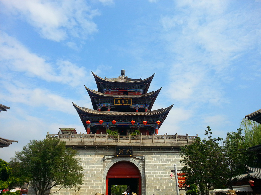 2015销售商品很接近, 而丽江古城里的店铺_大