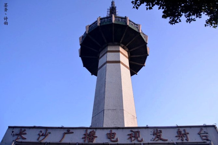 岳麓山荟萃了湘楚文化的精华,名胜古迹众多,集儒释道为一体,圣迹
