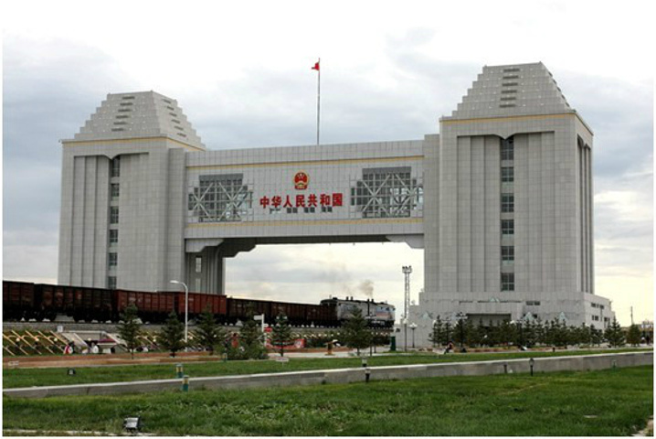 5庄严神圣的国门景区,位于满洲里市区九公里.