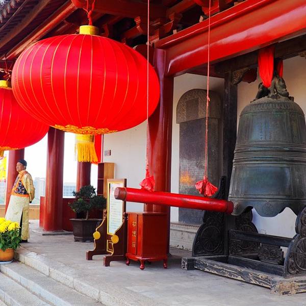 3月19日我们来到了云南建水。这个红河边的古城在云南南部,距昆明约200公里,3小时车程。建水这个名字是因建于水边之城而得名。建水过去曾经小有名气,古称临安,有着1200多年的悠久历史,明清两朝均在此设临安府,是滇南政治、军事、经济、文化、宗教和交通中心。虽然历经沧桑,但建水古城的基本格局和古建筑群至今还是保存得比较完整的,可以说是云南古城中的一个代表。它有几个很有代表性的古建筑: 一个是这里最壮观的朝阳楼。这个楼就坐落在古城,是古城的东门楼,远看就像是一个天安门,但它比天安门要早建27年(建于明洪武二