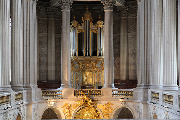 2015早上天气又不如意,不管了,搭乘RER C._凡