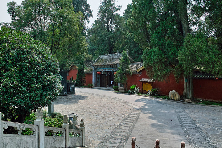 武侯墓区,岗峦起伏,山环水抱,素有"陕南天然公园"之称.