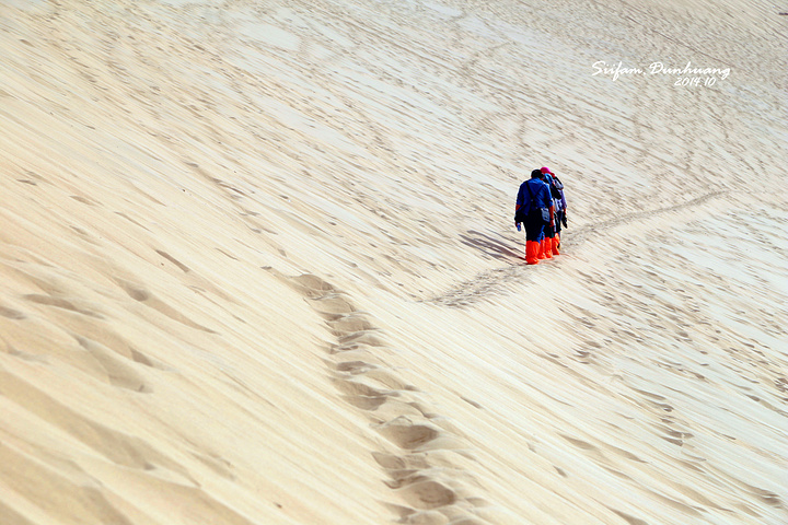 2015下午来到鸣沙山,期待已久的沙漠,面罩鞋套