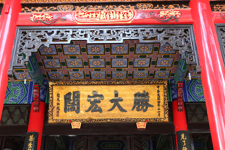 015特别有意思的是游客可以在罗汉堂数罗汉_