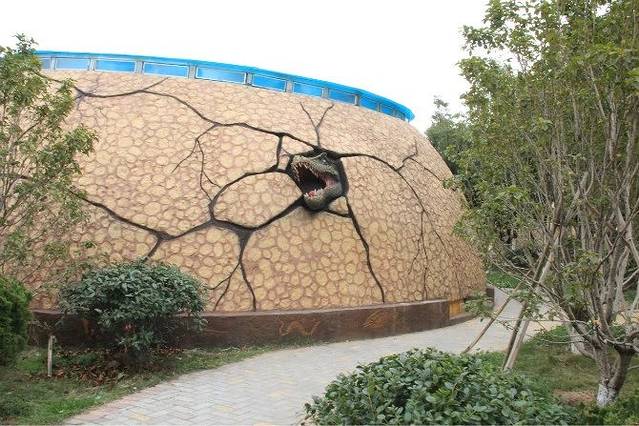 南昌动物园位于市中心闹市区的福州路上,它始建于1959年,原为人民公园的动物展区,1987年2月从人民公园分出正式成立。占地面积8.24公顷,其中水面0.67公顷,属省会城市中型动物园。园内动物笼舍总面积6053平方米,共有动物种类107种,存笼一级保护动物20种87只,如云豹、小熊猫、亚洲象、华南虎、东北虎、金钱豹等;国家二级保护动物24种250只,如金猫、黑鹿、恒河猴、小天鹅等,进口动物9种14只,如狒狒、马来熊、河马等。动物园现有职工81人,其中行政人员18人,技术人员7人,饲养人员38人,绿化及后