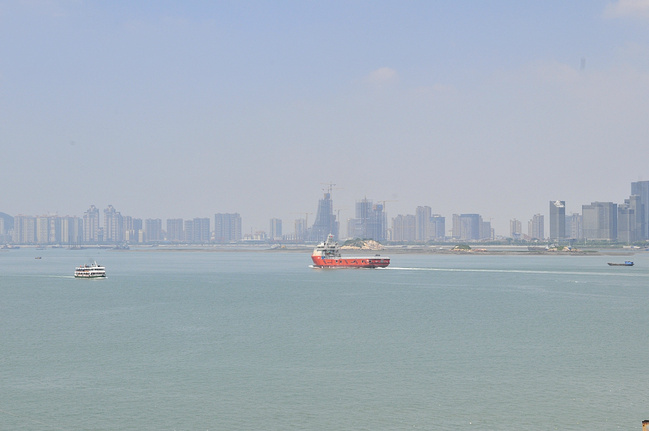 机场到市区的交通 1、 公交车,可乘坐27、37、41、81、84、91路公交车,不过从候机楼到公交车有一段距离 2、 BRT快速公交,厦门是全国第一个全程高架BRT公交系统,很快捷很便宜,居然还有五毛钱的票价,我从火车站坐BRT到机场才1块钱。快1和快2都可以到机场。 3、 乘坐出租车,厦门的士起步8元,最后付钱时要在计价器显示金额的基础上多加1元钱,为政府规定的燃油附加费 。我坐的飞机航班延误了两次,延误原因是流量控制,那天机场大面积航班延误,机场广播几乎五分钟就播报一天信息,我是晚上凌晨两点到高崎机