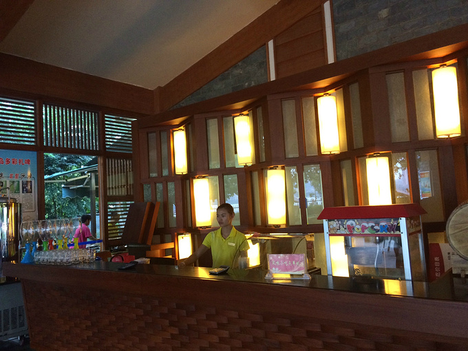 可以直接到吧台点餐,当然也有服务员上前为你点餐,服务态度也超级好