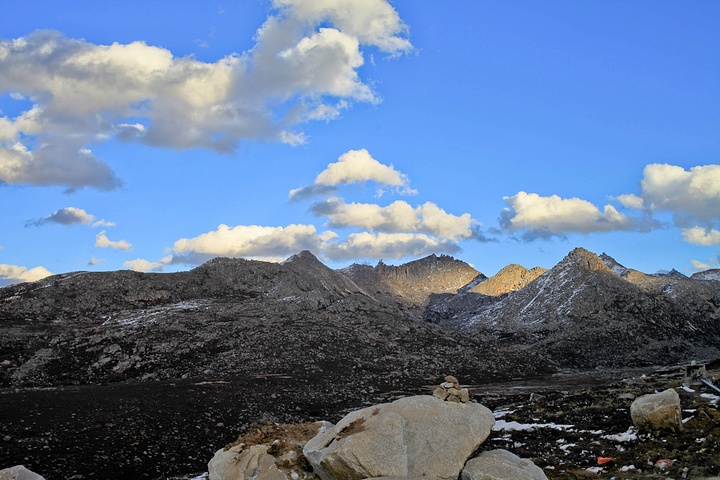 道的第一座高山—折多山垭口(海拔4298米),朝阳照耀下的折多山非常