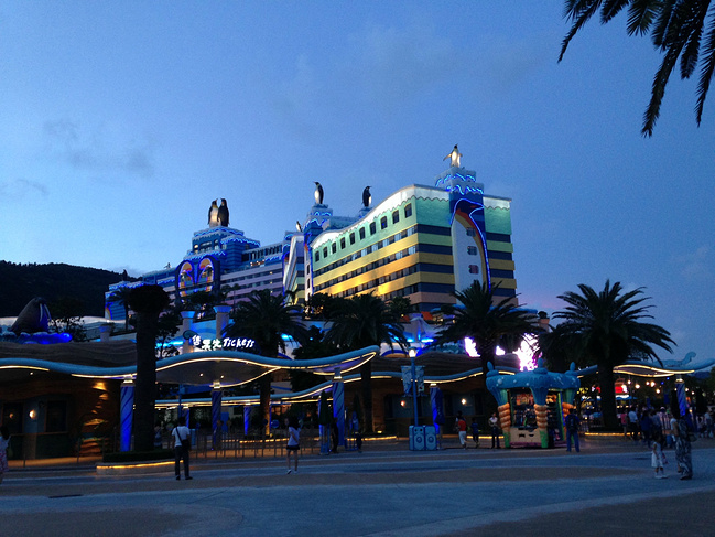 油费:360元 路桥费:60元左右 酒店住宿:免费(参加了去哪儿网的一个活动,赢得了一晚的免费住宿) 餐费:250元/人/餐(说起这个餐费,实在是无敌坑爹,自助餐的质量不高,价格却吓s人!) 购物:60元(就买了一个小玩偶) 游玩: 1、 早上先把所有的机动游戏玩一遍,不然下午排队人更多(如果带小孩的自行考虑了,我就只玩了3个); 2、 合理安排剧场时间(只有3场,而且隔得比较远,园区安排剧场时间不怎么合理); 3、 3点钟有花城巡游、4点有水上飞人。
