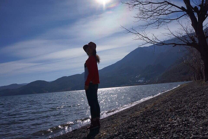 下午比较冷,风很大,浪花吹的一朵朵