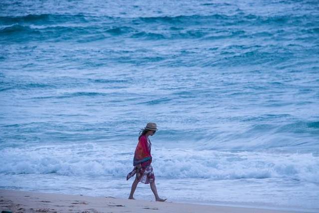 芭东海滩/巴东海滩(Patong Beach)是普吉岛(Phuket)最著名的海滩度假胜地,尤以各式各样的活动和夜生活而闻名,是举办派对和潇洒放纵的理想场所。到了晚上,芭东海滩有一条热闹非凡的夜市街邦古拉街(Bangla Road),包括数以百计的餐厅、啤酒屋、裸裸吧(Go Go Bars)和夜总会。当然,夜里的芭东海滩也有安静的部分。我在芭东海滩住的青旅是Patong Marina,位于芭东海滩的核心位置,马路对面就是海边,步行10min可到芭东夜市。我住的20人间,别看人多,房间和床位都很大,每张床