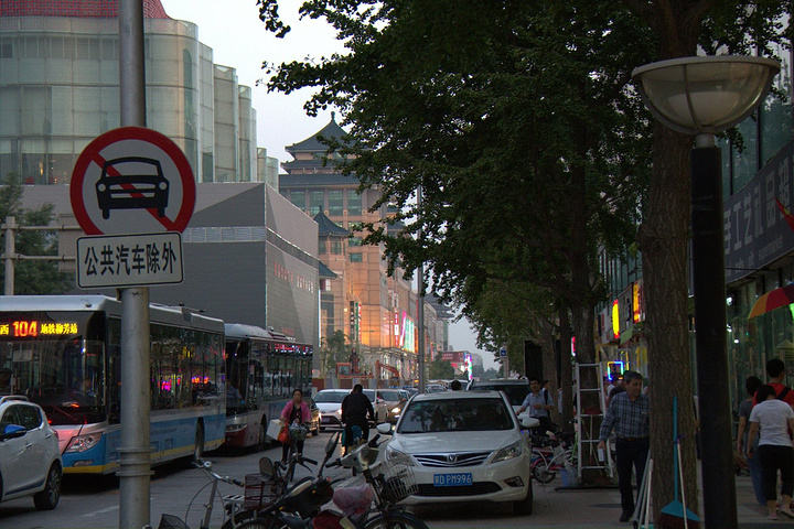 南有上海南京路,北有北京王府井,但时过境迁,现在的王府井大街已成为