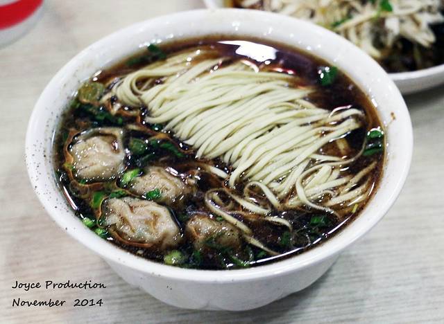 一碗饺面里有八个馄饨,馄饨里面肉很饱满,作为一个肉食动物我对这点很