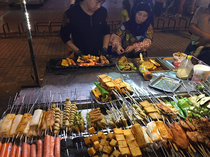 旅社旁边的夜市,夜市里的烧烤,超级赞