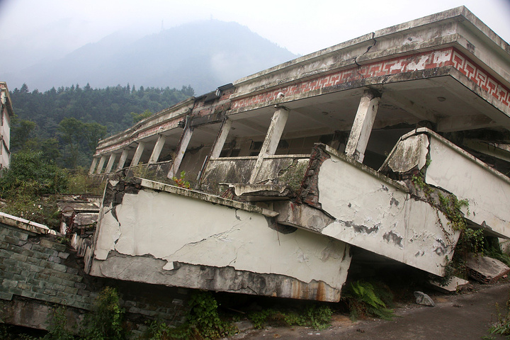 主要去了游口中学地震遗址,亲临了地震给映秀带来巨大灾难的现场.