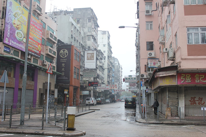 九龙城比较有旧香港的生活气息,很可惜的是下雨,我们又到的比较早