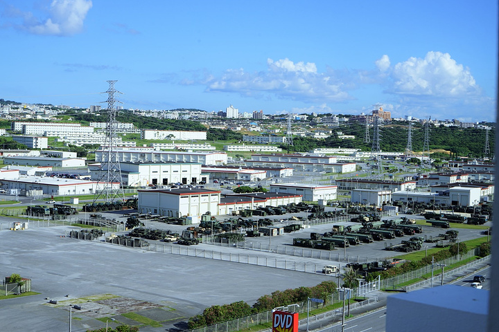 我们入住的民宿和那霸美军基地只隔着一条街