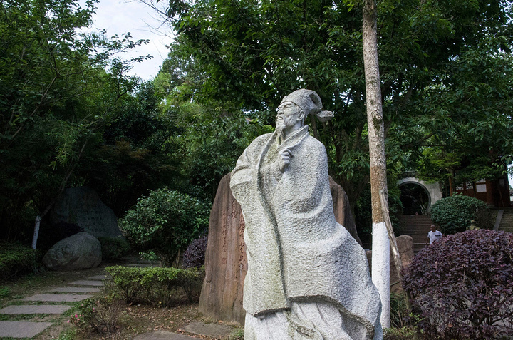 宋代诗人陆游的塑像