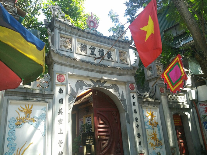 好不明白为什么把国旗插在寺庙上,表明爱国嘛,拥护越南共产党的领导