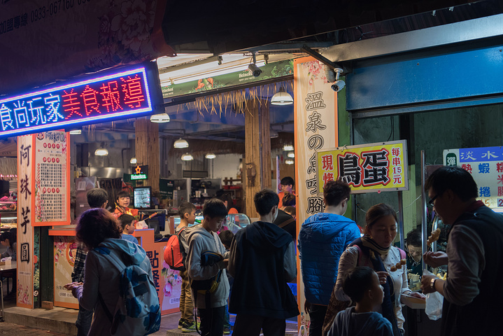 各式小吃店.九份进制红糟肉圆前排队的人群